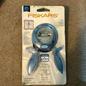 NIP Fiskars Large Easy Squeeze punch “Tab” shape